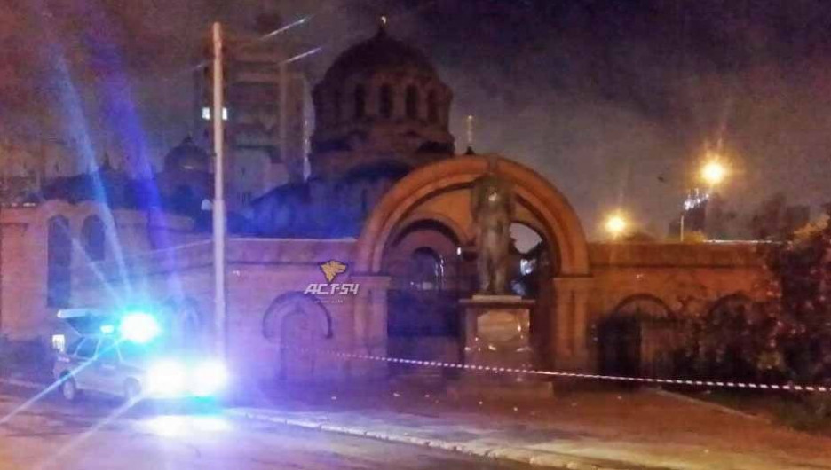 В Новосибирске вандал повредил памятник Николаю II и цесаревичу Алексею. 1 августа 2017 года.