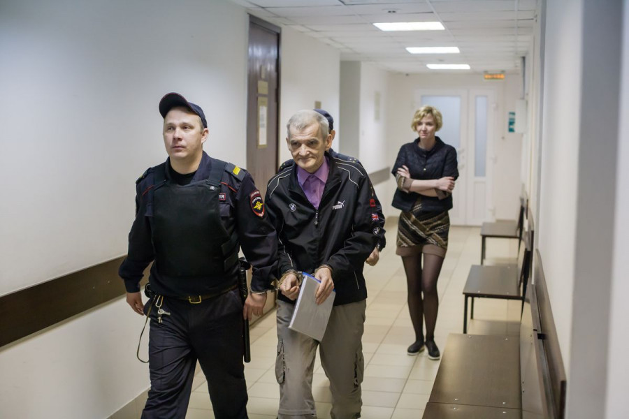 Юрий Дмитриев в коридоре суда.