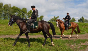 Конные полицейские и казаки патрулируют барнаульские садоводческие товарищества.
