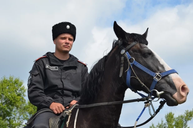 Конные полицейские и казаки патрулируют барнаульские садоводческие товарищества.