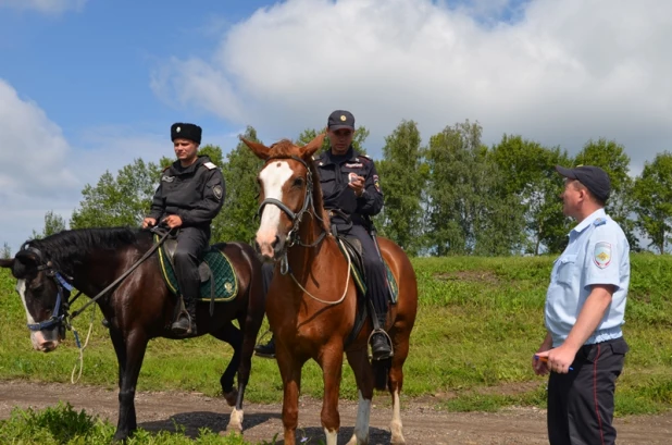 Конные полицейские и казаки патрулируют барнаульские садоводческие товарищества.