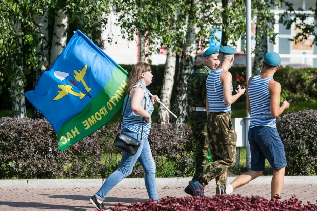 Подруги барнаульских десантников в День ВДВ. 2 августа 2017 года.