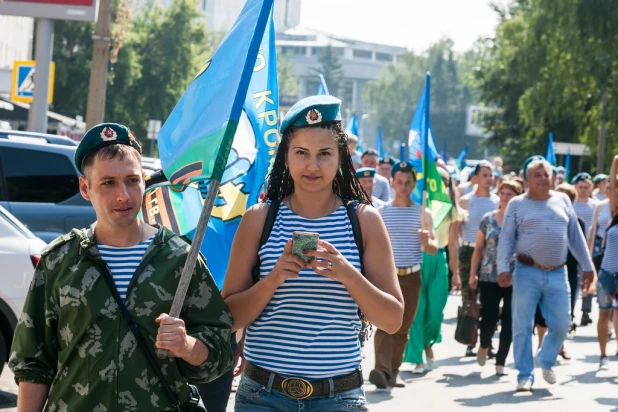 Подруги барнаульских десантников в День ВДВ. 2 августа 2017 года.