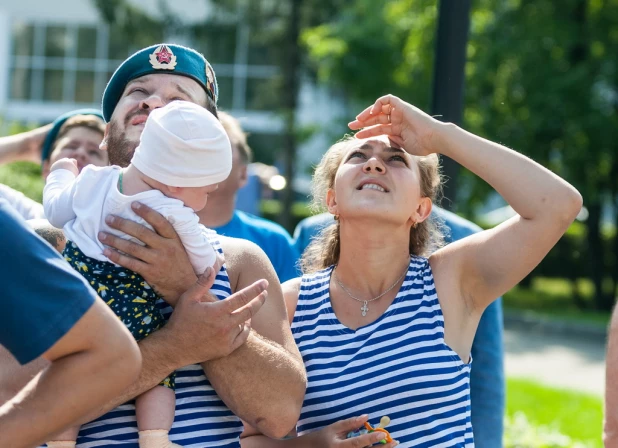 Подруги барнаульских десантников в День ВДВ. 2 августа 2017 года.