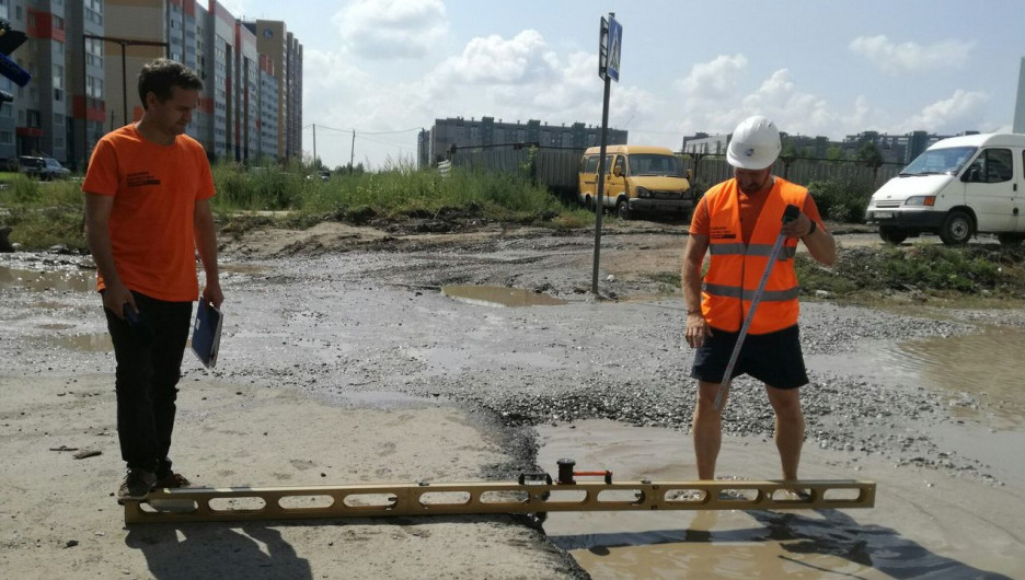 Инспекция ОНФ замеряет глубину луж в новостройках Барнаула