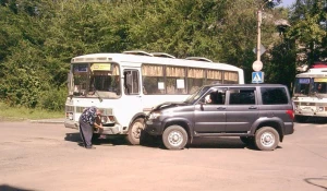 В Бийске УАЗ врезался в автобус. 4 августа 2017 года.