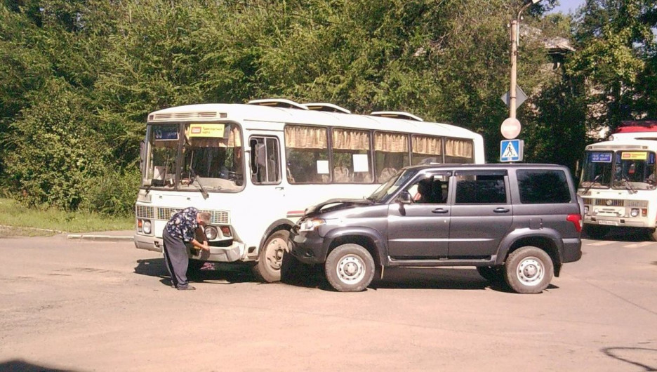 В Бийске УАЗ врезался в автобус. 4 августа 2017 года.