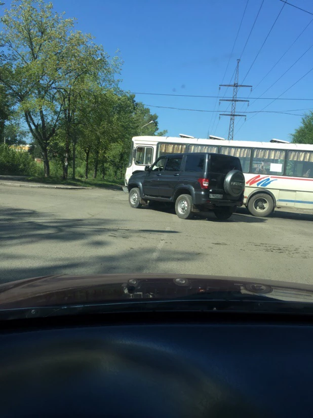 В Бийске УАЗ врезался в автобус. 4 августа 2017 года.