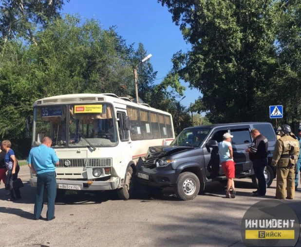 В Бийске УАЗ врезался в автобус. 4 августа 2017 года.