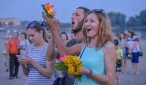 Фестиваль водных фонариков на барнаульском пляже.