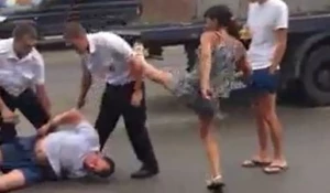 В Бийске женжина мешает полицейским задерживать пьяного водителя.