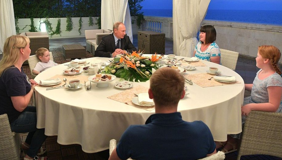 Путин встретился с семьей, которой подарил путевку в Сочи.