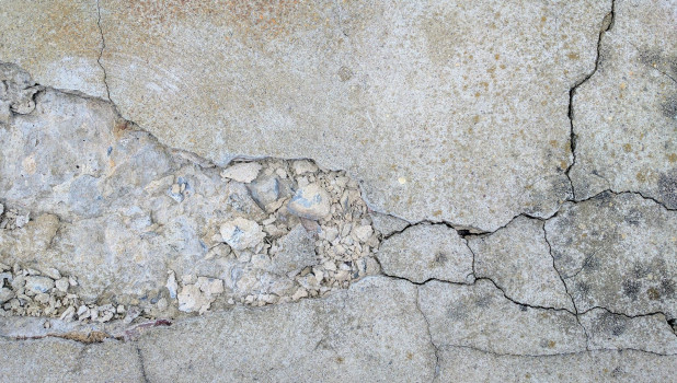 Потрескавшийся бетон.
