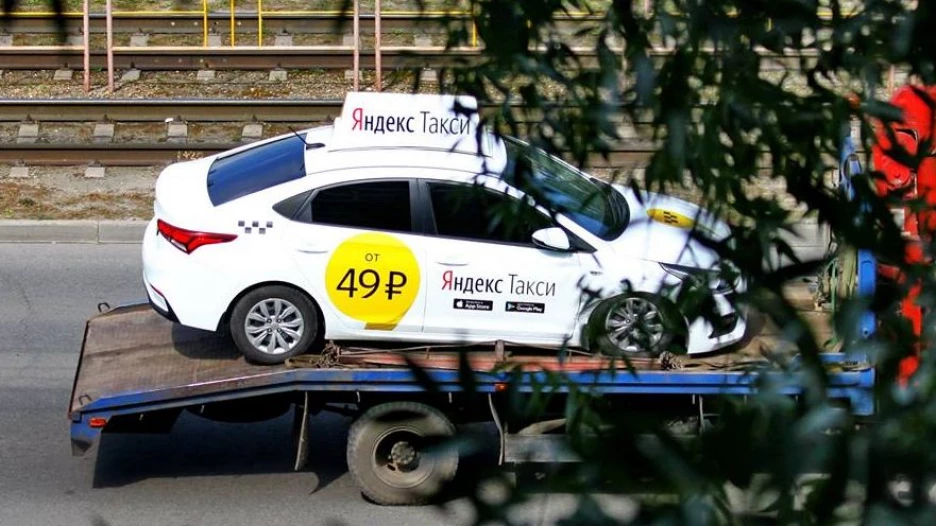 Эвакуатор везет Яндекс.Такси