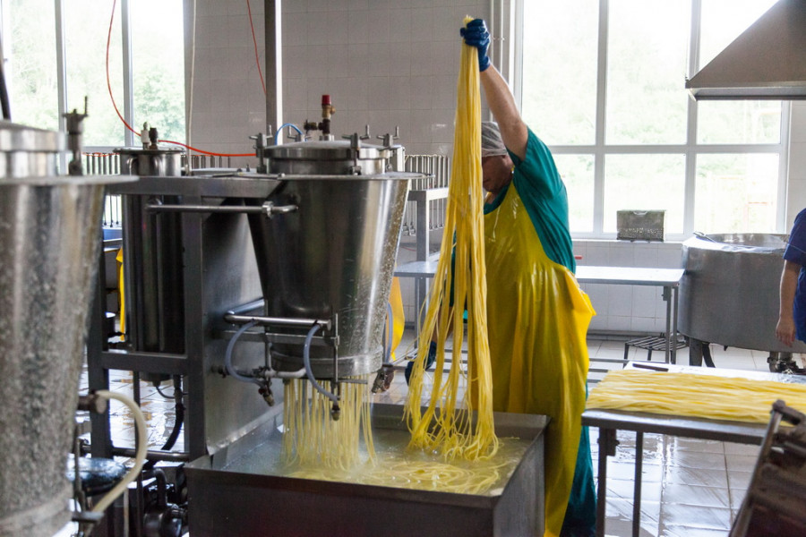 Производство сыра на предприятии &quot;Рикон&quot; в Калманском районе 