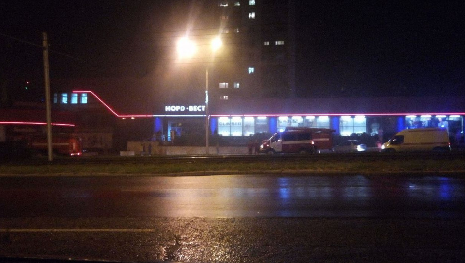 В Барнауле загорелся ТЦ "Норд-Вест".
