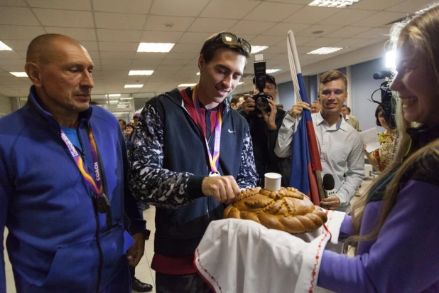 Сергей Шубенков прилетел из Лондона в Барнаул.