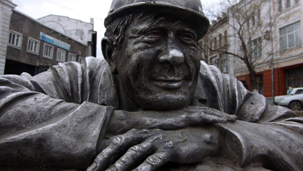 Памятник слесарю в Омске.