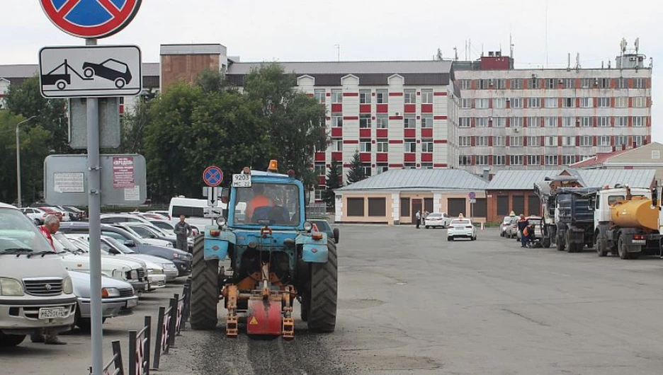 Замена асфальта на Привокзальной площади.