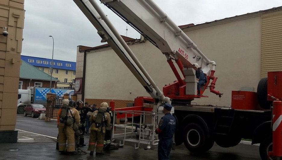 Учения пожарных в администрации Барнаула.