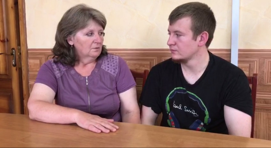 Светлана Агеева смогла увидеться с сыном в СИЗО города Старобельска, где он сейчас содержится.