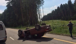 На Чуйском тракте перевернулась иномарка