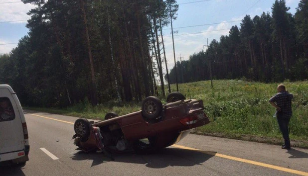 На Чуйском тракте перевернулась иномарка