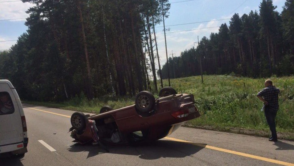 На Чуйском тракте перевернулась иномарка