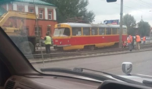 В центре Барнаула трамвай сошел с рельсов