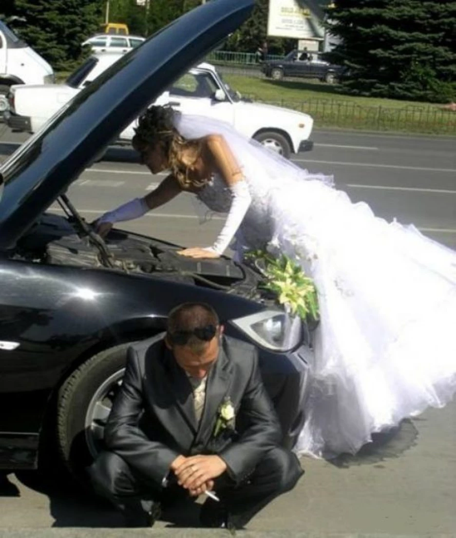 Невеста чинит машину