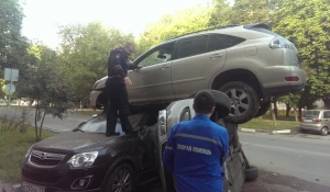 Тульский водитель взлетел на "Лексусе" и приземлился на два автомобиля. 13 августа 2017 года.
