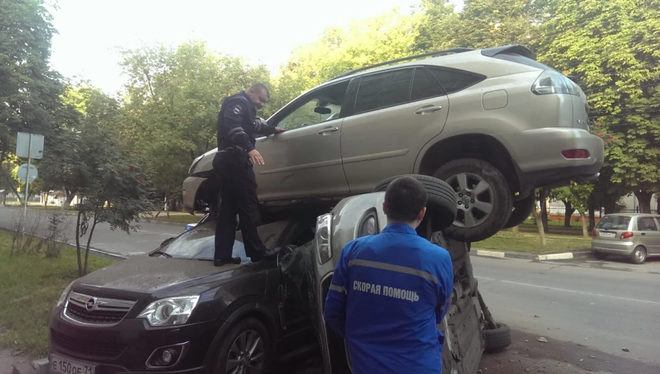 Тульский водитель взлетел на "Лексусе" и приземлился на два автомобиля. 13 августа 2017 года.