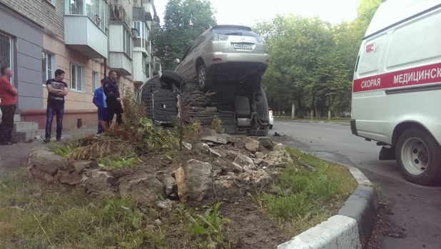 Тульский водитель взлетел на "Лексусе" и приземлился на два автомобиля. 13 августа 2017 года.