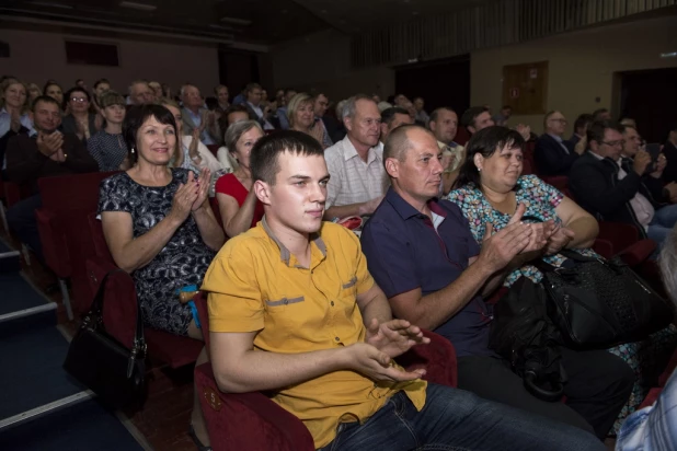 Алтайские строители отметили свой профессиональный праздник.