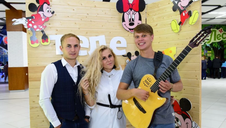 Около 500 барнаульцев одновременно рисовали сыр.