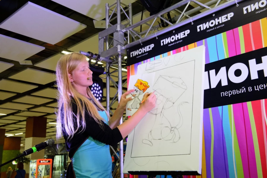 Около 500 барнаульцев одновременно рисовали сыр.