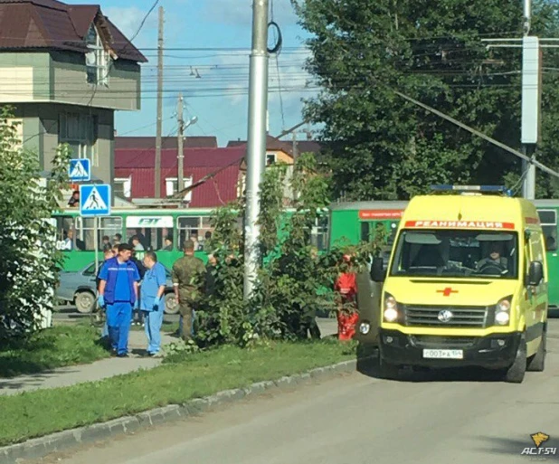 В Новосибирске в ДТП попала армейская "скорая помощь".