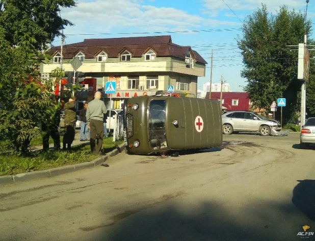 В Новосибирске в ДТП попала армейская "скорая помощь".