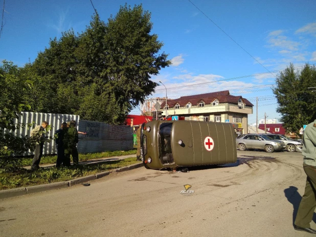 В Новосибирске в ДТП попала армейская "скорая помощь".