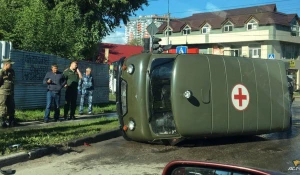 В Новосибирске в ДТП попала армейская "скорая помощь".