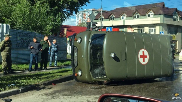 В Новосибирске в ДТП попала армейская "скорая помощь".