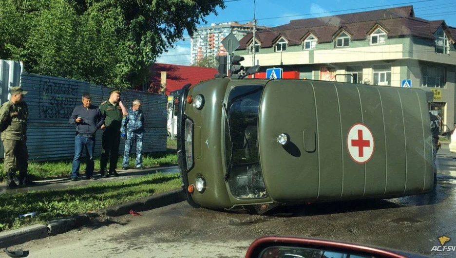 В Новосибирске в ДТП попала армейская "скорая помощь".