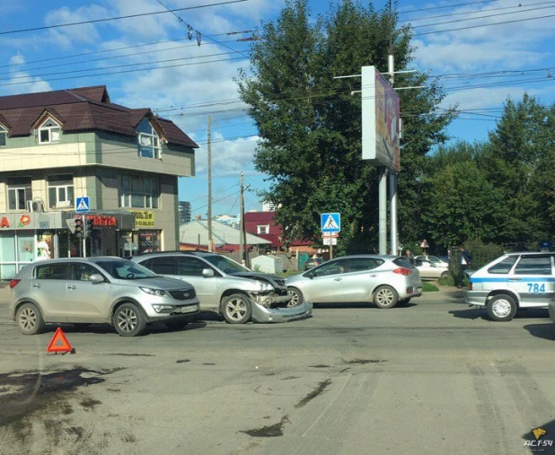 В Новосибирске в ДТП попала армейская "скорая помощь".