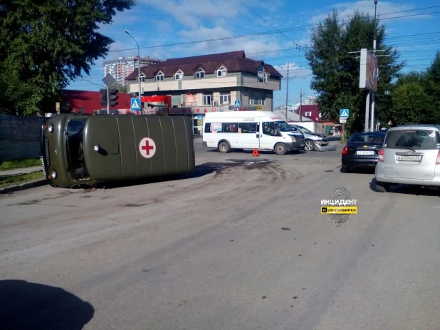 В Новосибирске в ДТП попала армейская "скорая помощь".