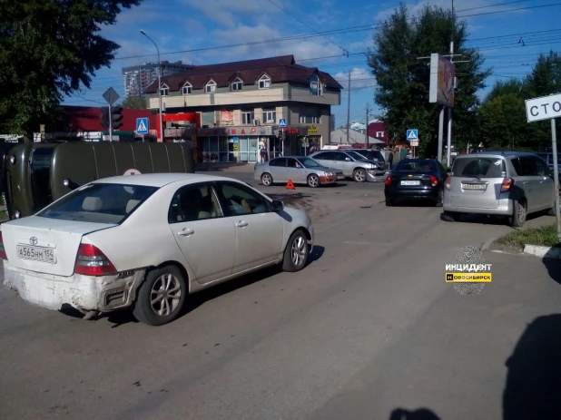 В Новосибирске в ДТП попала армейская "скорая помощь".