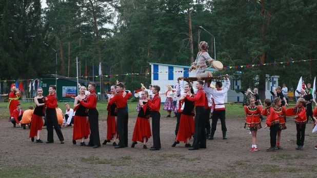 Открытие 25-й смены Международной летней детской деревни "Алтай".