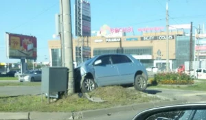 Возле "Весны" Toyota Allex врезалась в столб. 16 августа 2017 года.