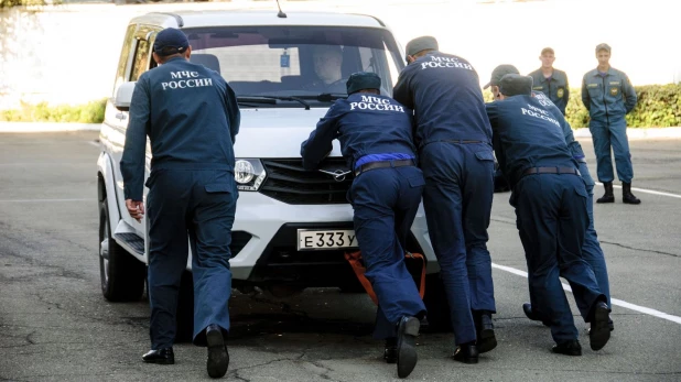 Алтайские пожарные соревновались в силовом многоборье - кроссфите. 16 августа 2017 года.