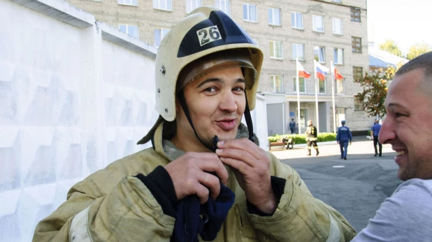 Алтайские пожарные соревновались в силовом многоборье - кроссфите. 16 августа 2017 года.