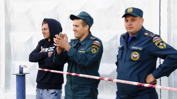 Алтайские пожарные соревновались в силовом многоборье - кроссфите. 16 августа 2017 года.